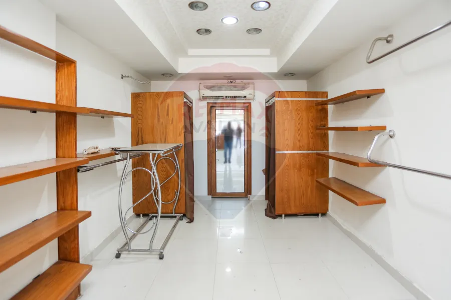 محل للايجار 60 م كامب شيزار (على الترام مباشرة)