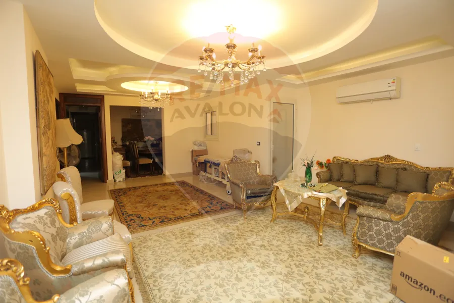 شقة للإيجار 225 م جناكليس (علي الترام مباشرة)