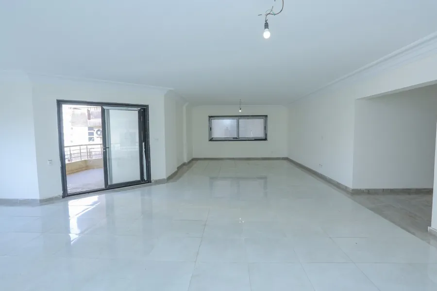 شقة للبيع 275م شقة للبيع 275م جليم (ش أبو قير الرئيسى)