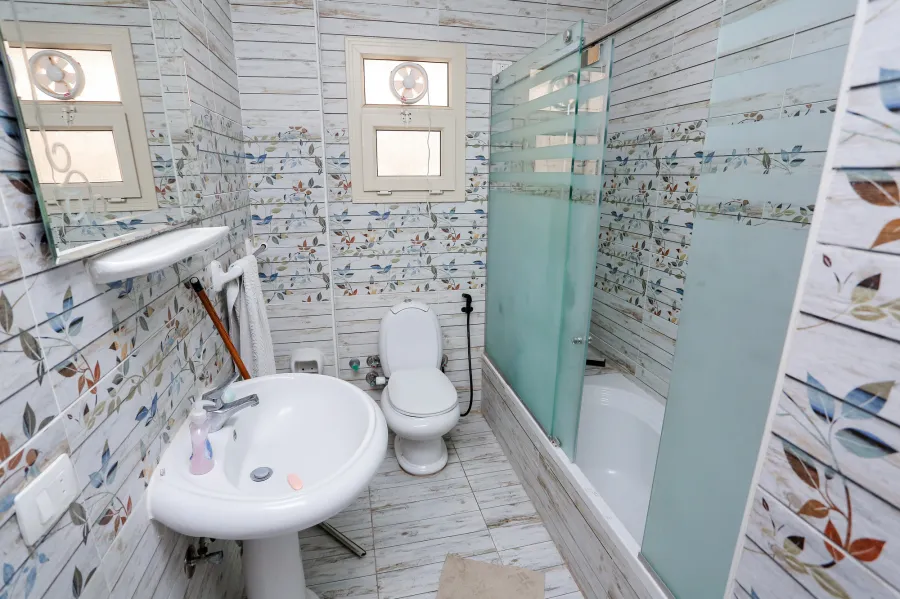 شقة للبيع 140 م لوران (ش شعراوى - خطوات من البحر)