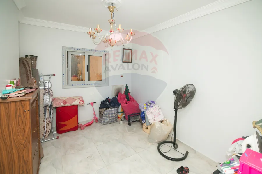 شقة للبيع 125 م لوران (تاني نمره من  ش الإقبال - خطوات من البحر)