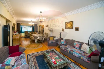 شقة للبيع 180 م لوران (ش عبد السلام عارف على الترام مباشرة)