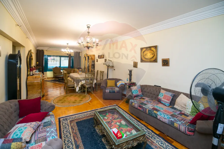 شقة للبيع 180 م لوران (ش عبد السلام عارف على الترام مباشرة)