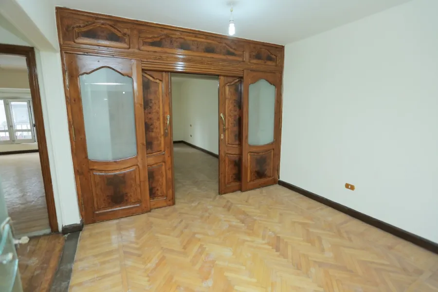 مكتب ادارى للايجار 200م زيزنيا (ش.أبو قير مباشرة)