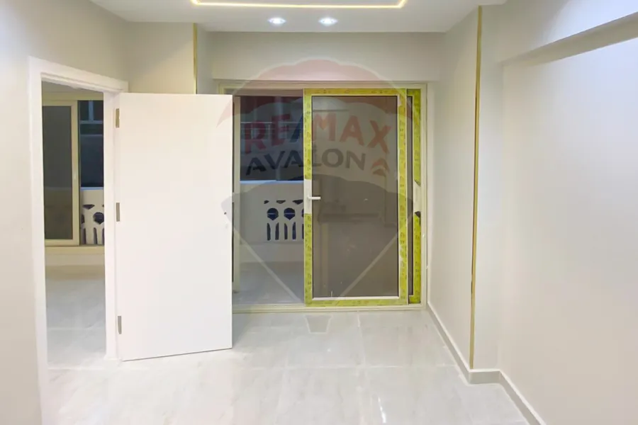 شقه للبيع  135م سابا باشا (خطوات من البحر)