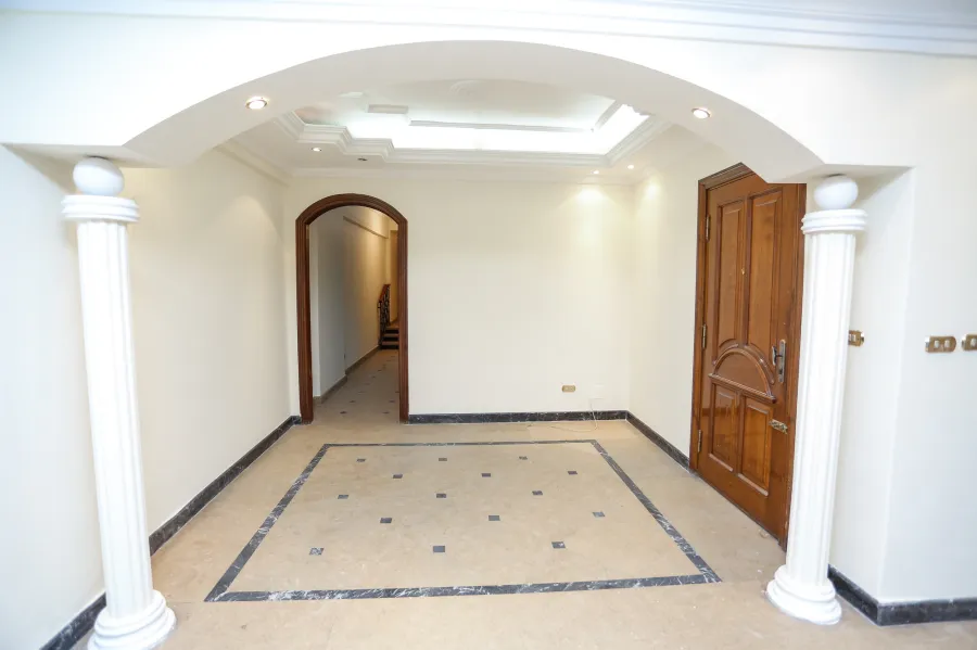 شقة للبيع 300 م سموحة ( ش الخمسين )