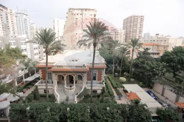 شقة للبيع 250 م لوران ( شارع الاقبال - خطوات من البحر  )