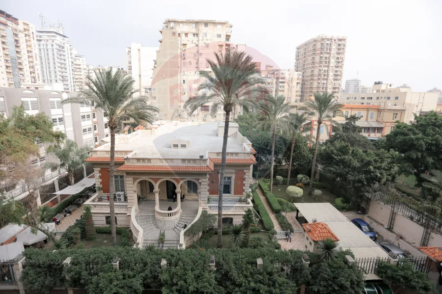 شقة للبيع 250 م لوران ( شارع الاقبال - خطوات من البحر  )