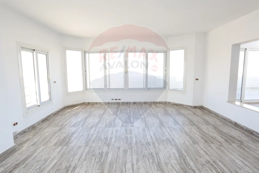 شقة للإيجار 285 م مباني + 210 م تراس سموحة (شارع زكي رجب)