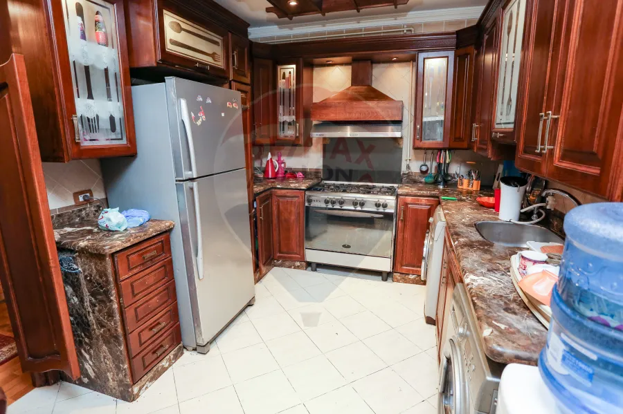 شقه للبيع 265 م صافي جليم (شارع ابوقير مباشرة - تطل علي ميدان جليم)