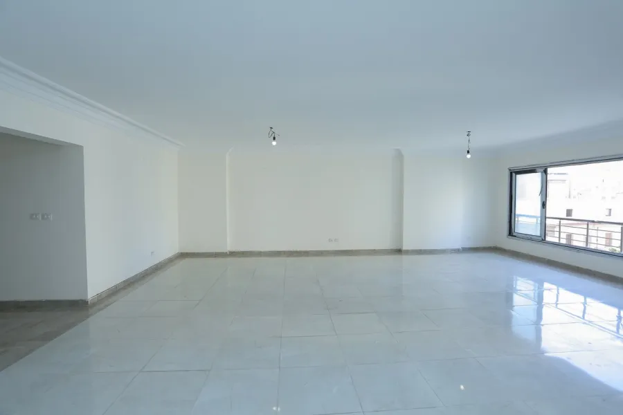 شقة للبيع 275م شقة للبيع 275م جليم (ش أبو قير الرئيسى)