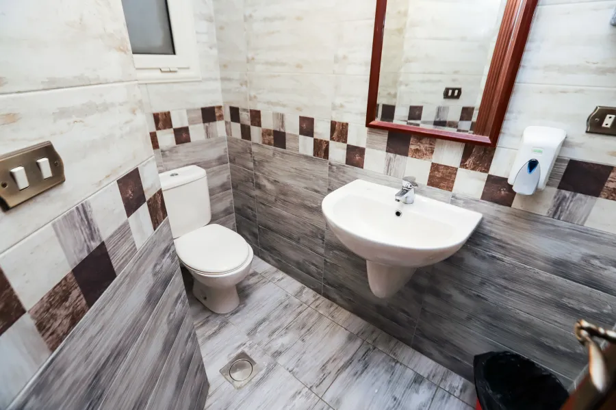 مقر إدارى للايجار 140 م جناكليس ( شارع أبوقير الرئيسي )