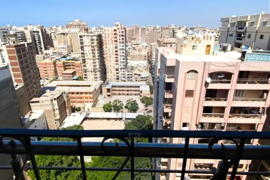 شقه للبيع 105 م جناكليس (علي الترام مباشرة)