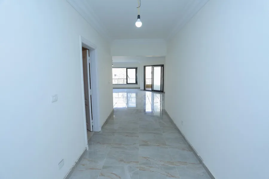 شقة للبيع 275م شقة للبيع 275م جليم (ش أبو قير الرئيسى)