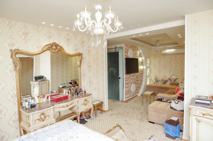 شقة للبيع 200م لوران ( ش عز العرب )