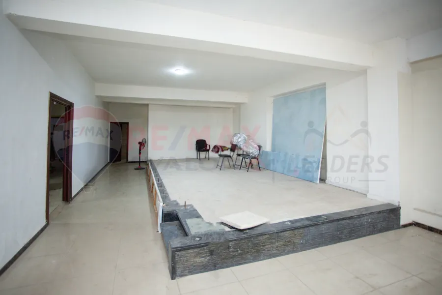 محل للإيجار 371 م المطار (بجوار مستشفي طلعت مصطفي)