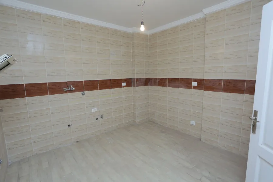 شقة للبيع 275م شقة للبيع 275م جليم (ش أبو قير الرئيسى)