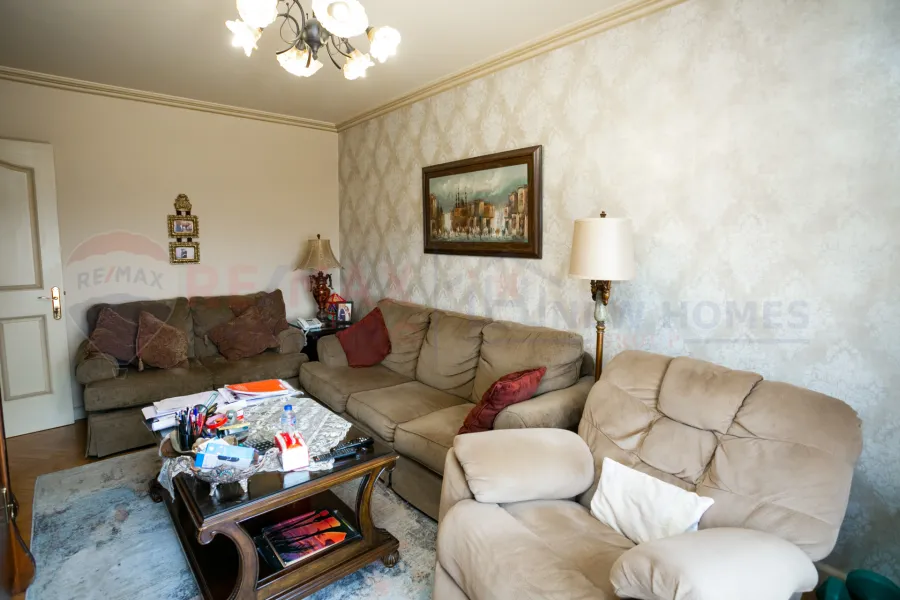 شقة للبيع 160 م كفر عبده (ش سكينة بنت الحسين)