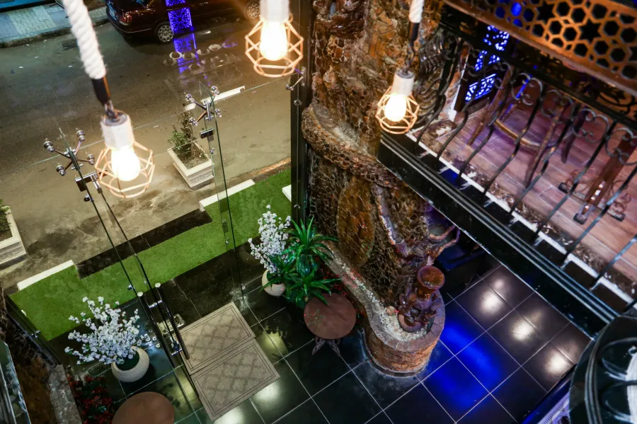 محل و ميزانين للبيع  300 م  السرايا - ( متفرع من طريق الجيش )