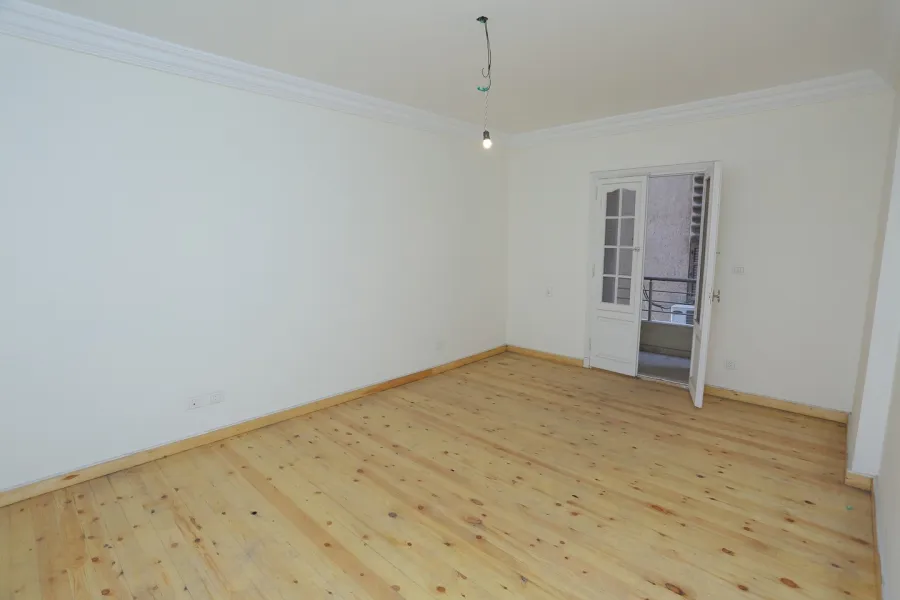 شقة للبيع 275م شقة للبيع 275م جليم (ش أبو قير الرئيسى)