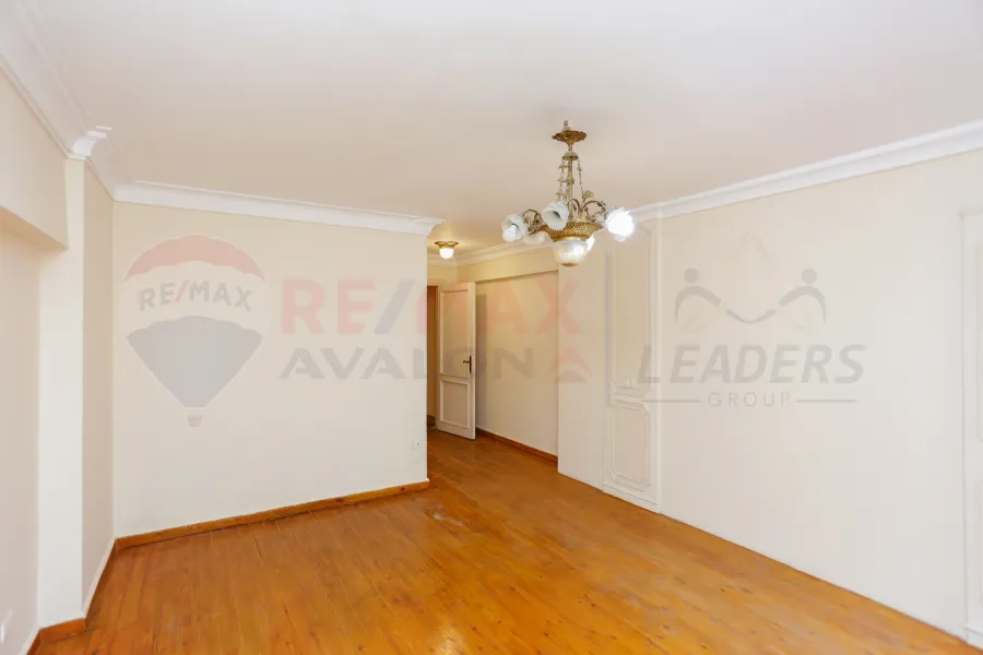 شقة للبيع 250 م جناكليس (ش ابو قير)