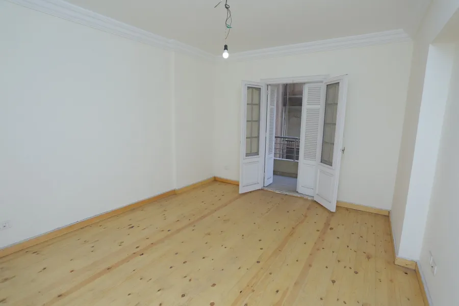 شقة للبيع 275م شقة للبيع 275م جليم (ش أبو قير الرئيسى)