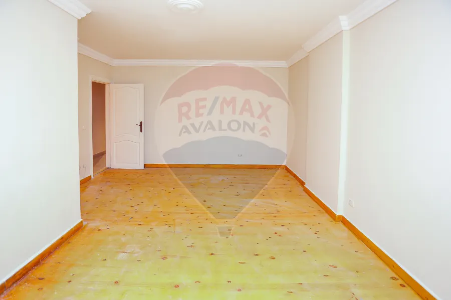 شقة للبيع 200 م سان ستيفانو ( خطوات من فندق الفورسيزون والبحر )