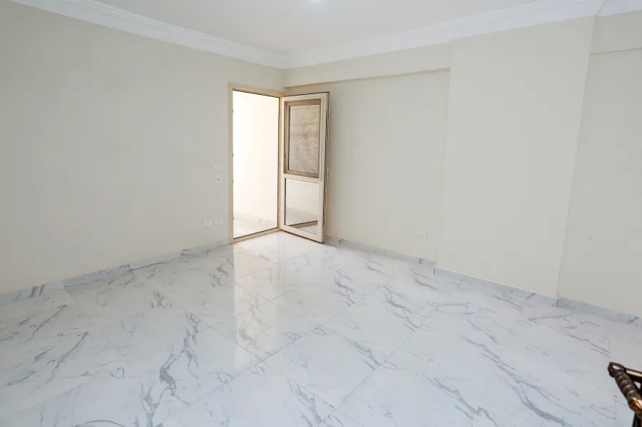 شقة للبيع 140 م لوران (ش شعراوى - خطوات من البحر)