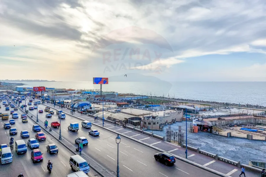 شقة للبيع 400 م سابا باشا (علي البحر مباشرة)