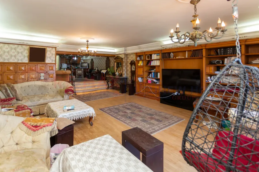 شقة للبيع 225 م كامب شيزار (علي البحر مباشرة)