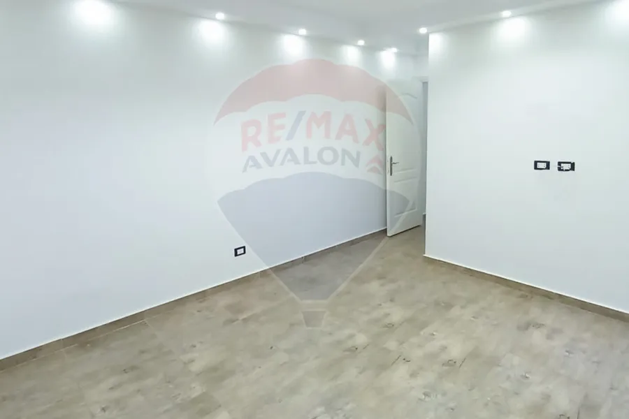 Administrative Unit for rent 130 m Sidi gaber ( Steps from Mostafa Kamel Tram Station)
