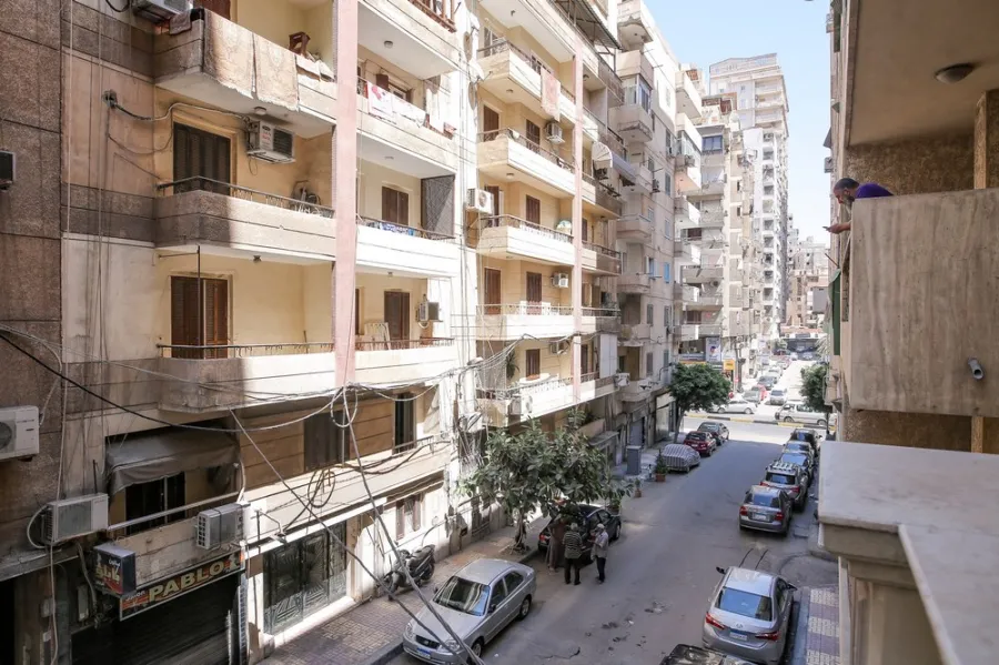 شقة للبيع 200م لوران ( ش عز العرب )