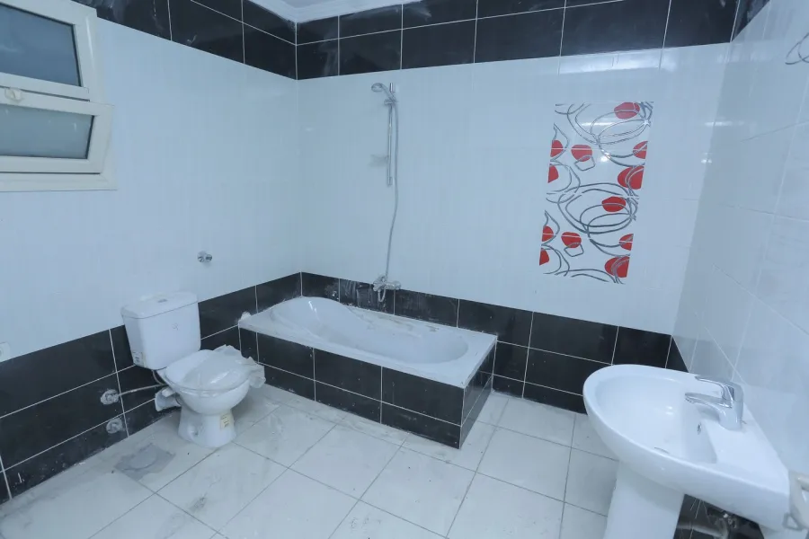 شقة للبيع 275م شقة للبيع 275م جليم (ش أبو قير الرئيسى)