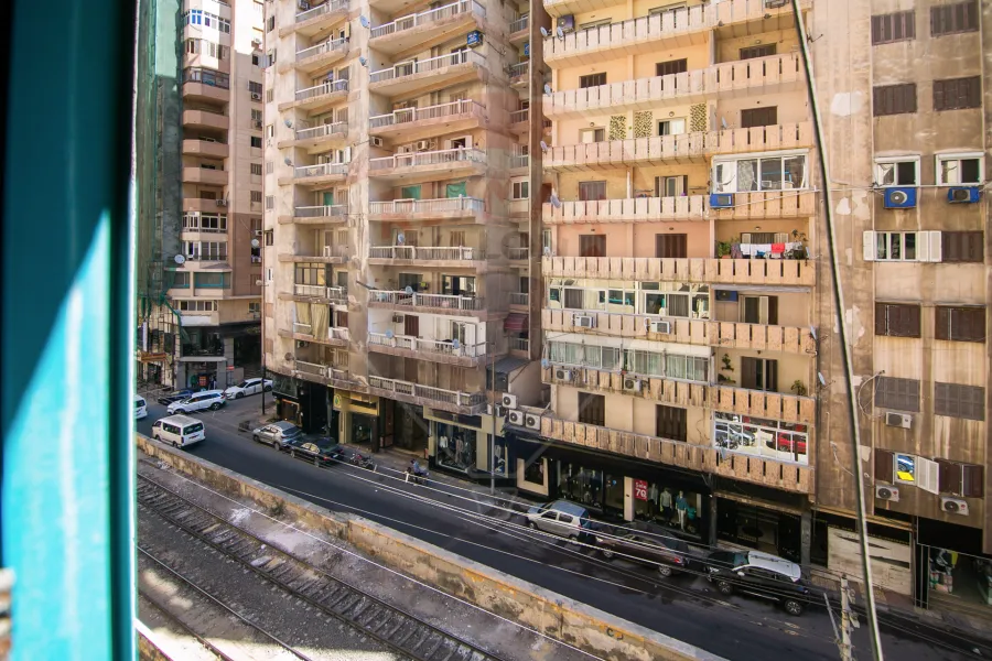 شقة للبيع 180 م لوران (ش عبد السلام عارف على الترام مباشرة)