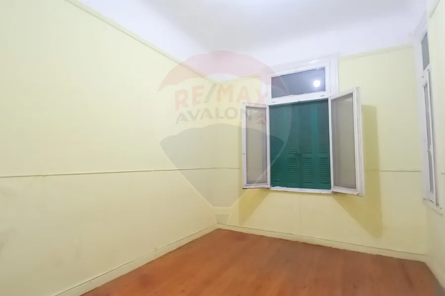 شقة للإيجار 200 م الازاريطة ( بالقرب من كلية طب اسنان )