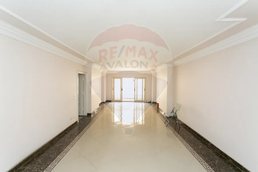 شقة للبيع 225 م لوران (علي الترام مباشرة)