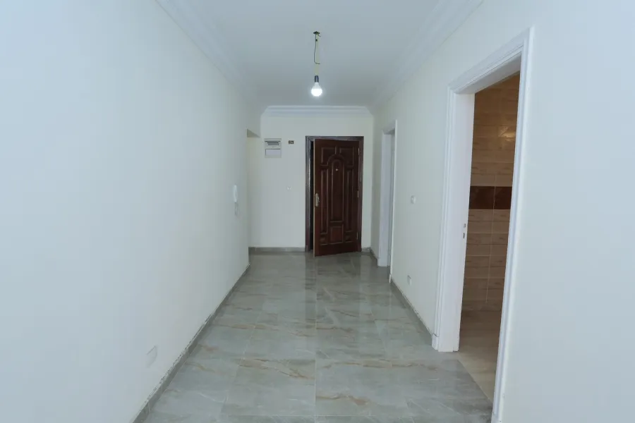 شقة للبيع 275م شقة للبيع 275م جليم (ش أبو قير الرئيسى)