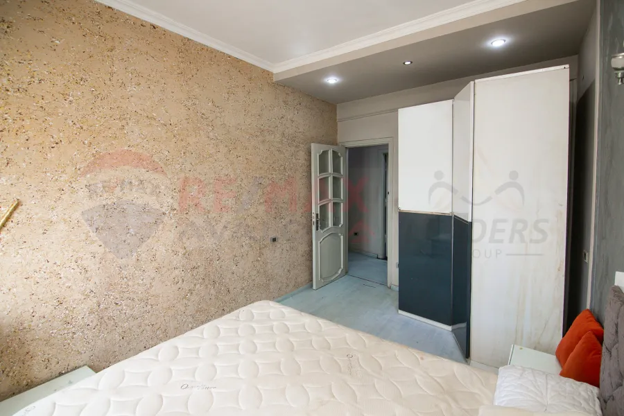 شقة للبيع 125 م كليوباترا (علي البحر مباشرة)