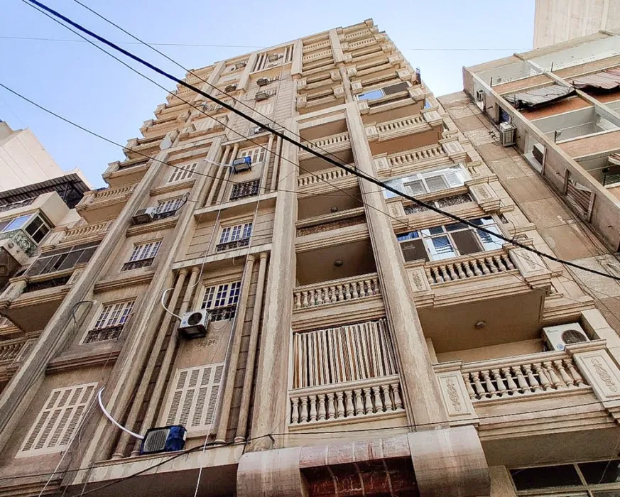 شقة للبيع 200م لوران ( ش عز العرب )