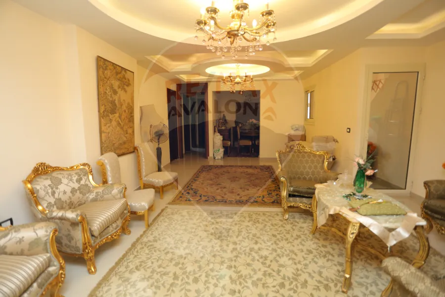 شقة للإيجار 225 م جناكليس (علي الترام مباشرة)