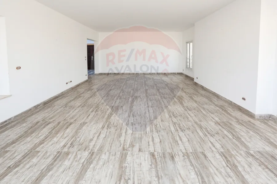 شقة للإيجار 285 م مباني + 210 م تراس سموحة (شارع زكي رجب)