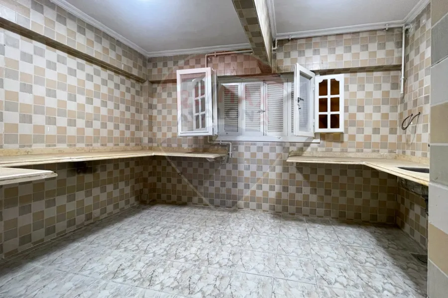 شقة للبيع 200 م العصافرة (خطوات من البحر)