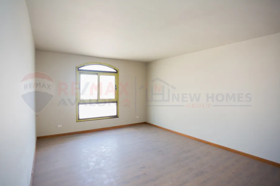 شقة للبيع 270 م ستانلي (ش عبد العزيز فهمي - برج براند) - اول سكن