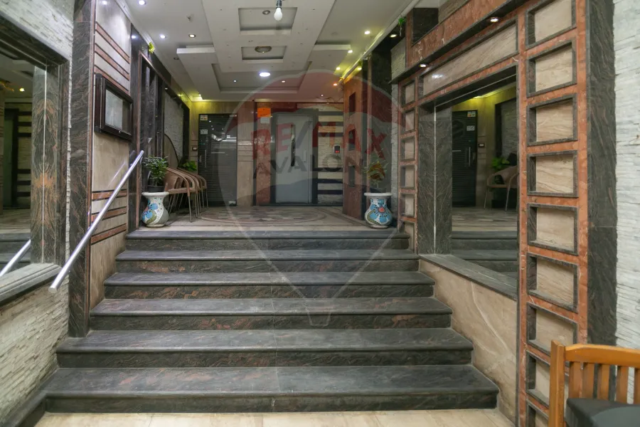 شقة للبيع 125 م لوران (تاني نمره من  ش الإقبال - خطوات من البحر)