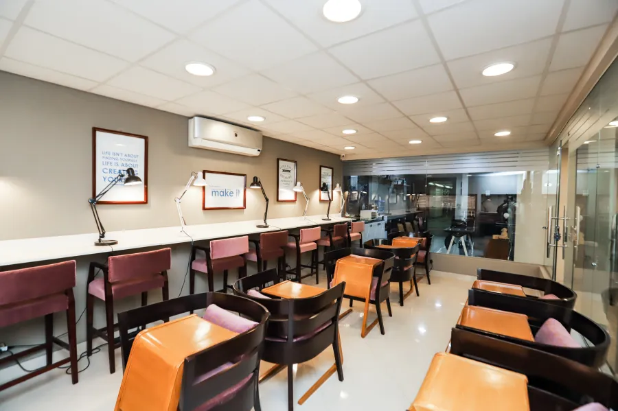 مقر إدارى للايجار 140 م جناكليس ( شارع أبوقير الرئيسي )