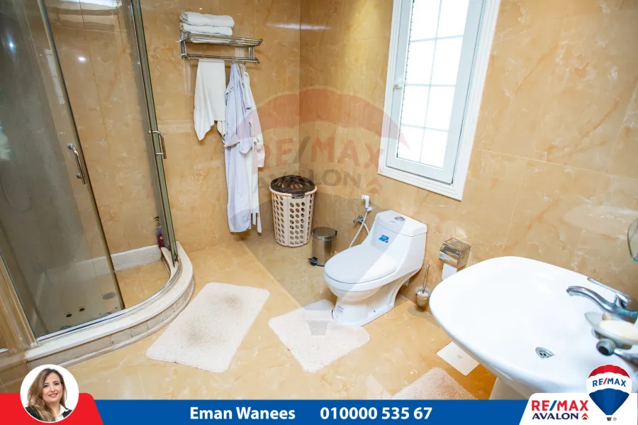 فيلا للبيع 4200 م كينج مريوط ( 2 نمرة من طريق الكافورى - أمام بوابة كينج هايتس )