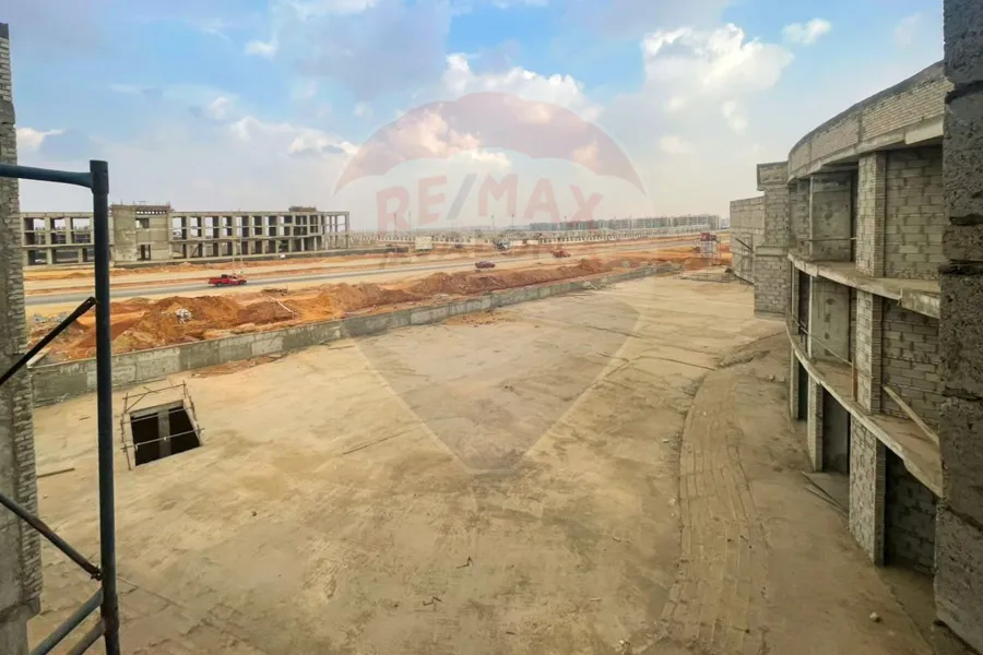 محل + رووف للبيع 49 م العاصمة الادراية (هاب كابيتال - حي السفارات)