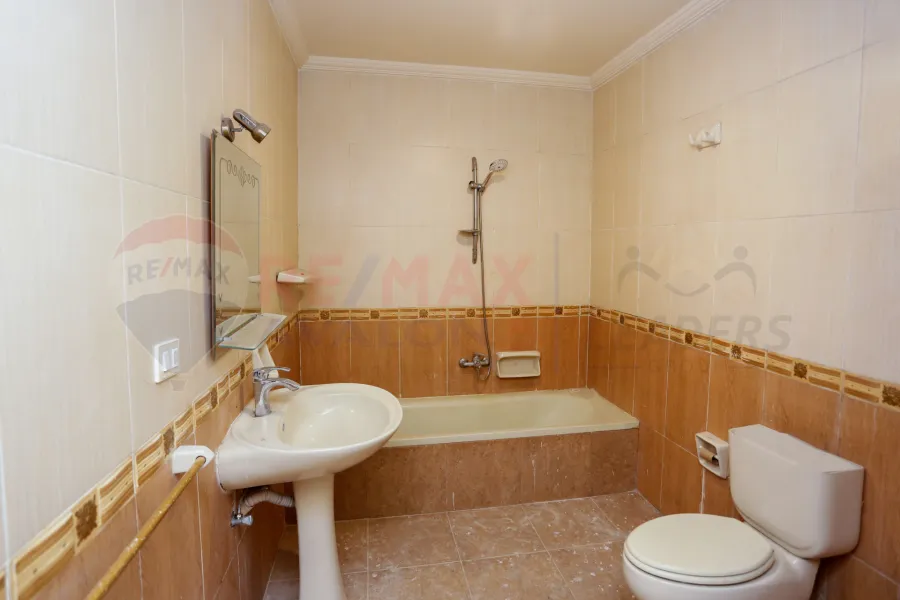 شقة للبيع 250 م جناكليس (ش ابو قير)