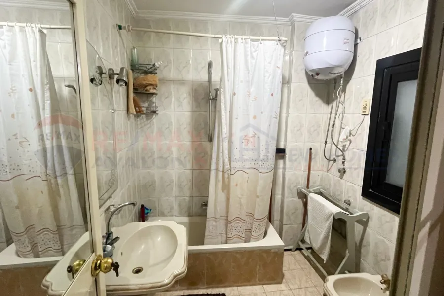 شقة للبيع 120 م رشدي (علي الترام مباشرة)