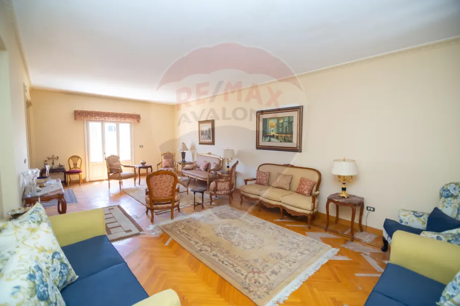 شقة دوبلكس للبيع 300 م الازاريطة (ش الاسكندر الاكبر - خطوات من البحر )